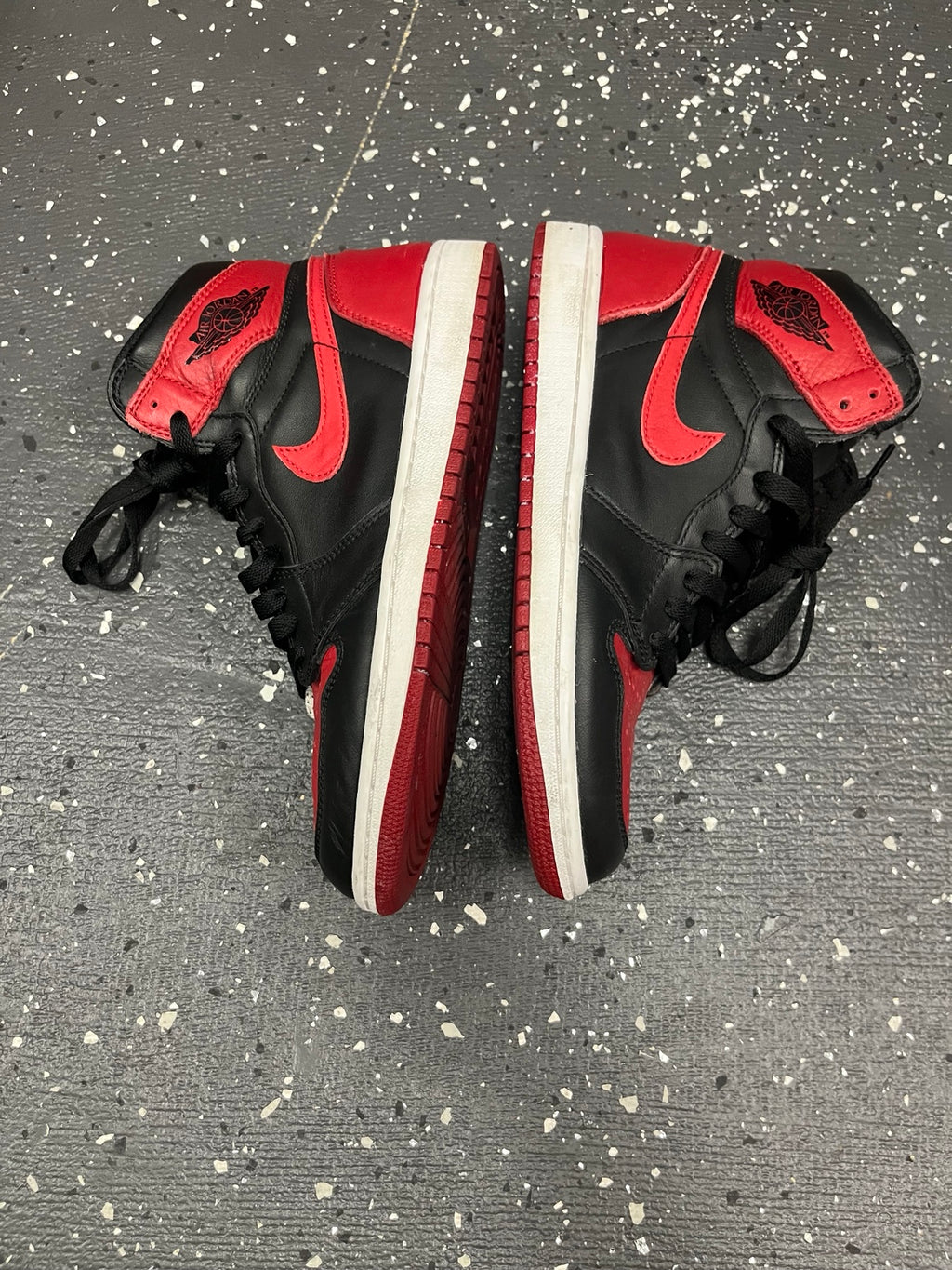 Air Jordan 1 Bred size 8 pair side view